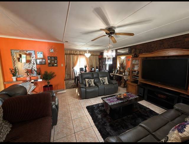 3 BEDROOM HOUSE FOR SALE IN BISLEY